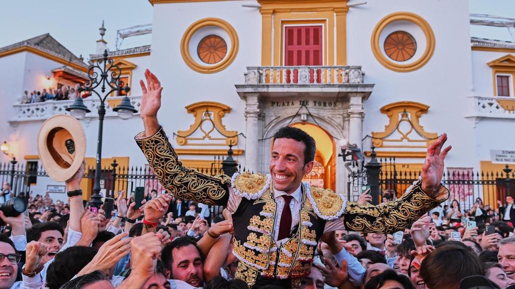 David de Miranda sale por la Puerta del Príncipe de Sevilla.