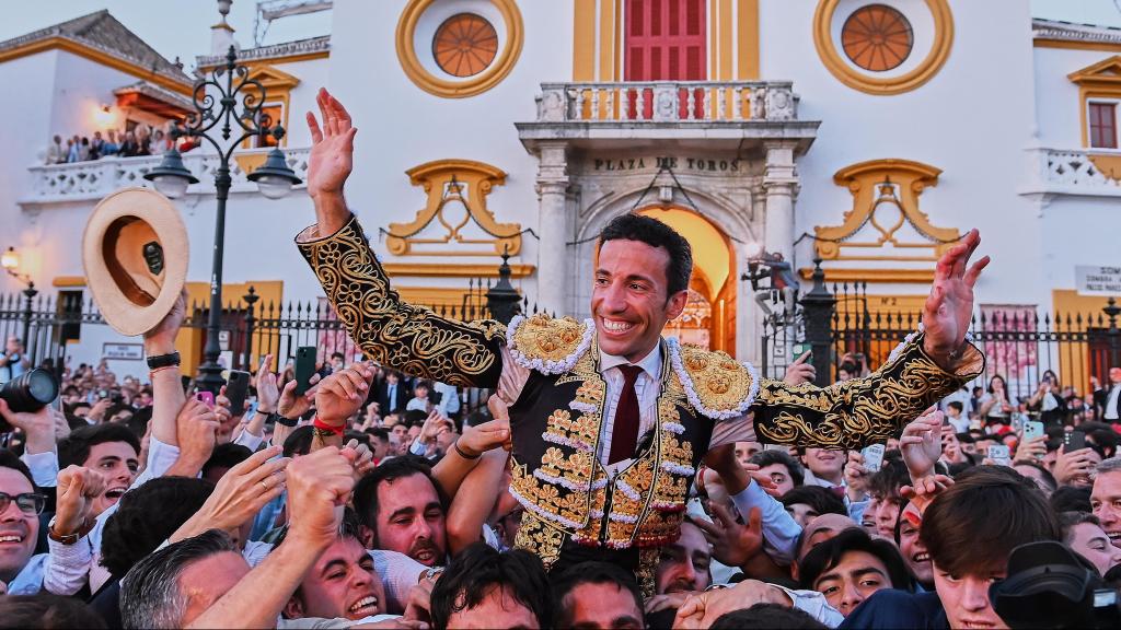David de Miranda sale por la Puerta del Príncipe de Sevilla.