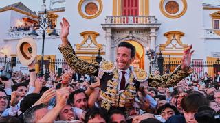 David de Miranda sale por la Puerta del Príncipe de Sevilla.