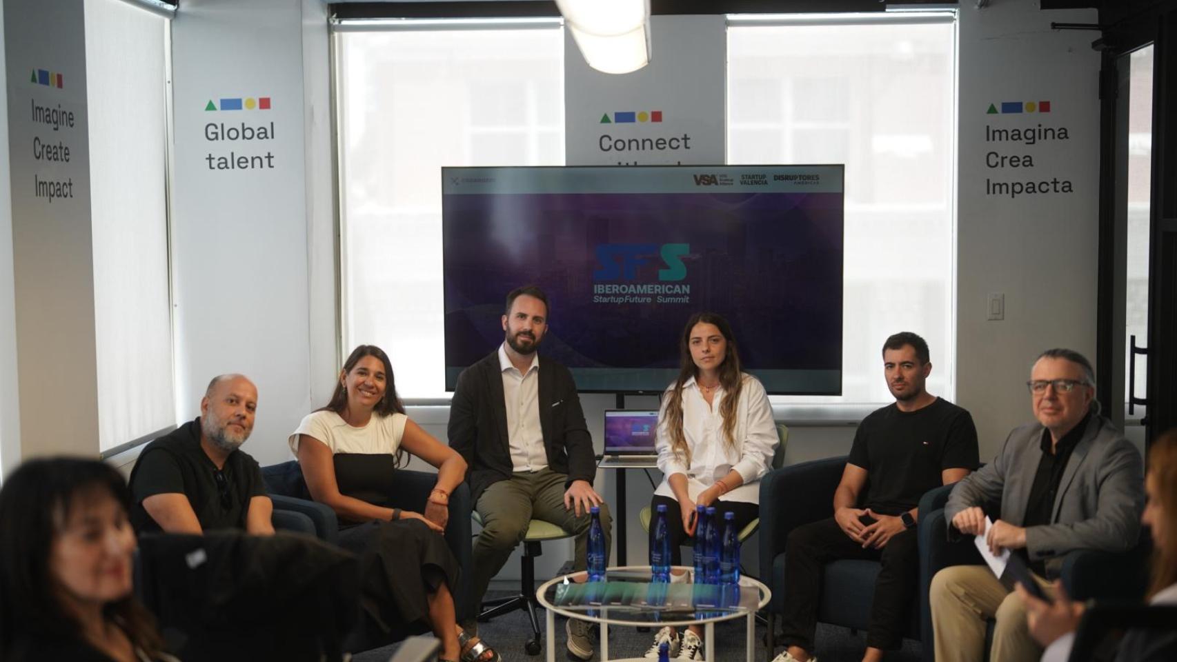 José Vargas (PeopleFund), Paula Gialdi (Asetec), Alberto Iglesias (DISRUPTORES), Paula Bertone (Alianza Latinoamericana de Startups), Eduardo Vargas (Cuti) y Agustín Baeza (VDS Scale Up Alliance)