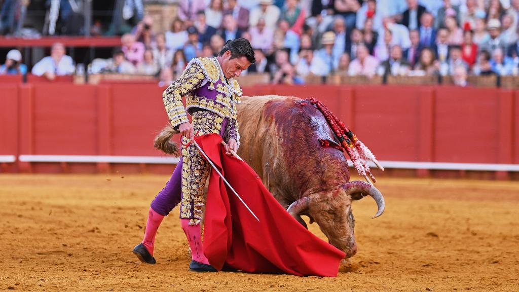 Diego Urdiales pega una trincherilla en Sevilla.