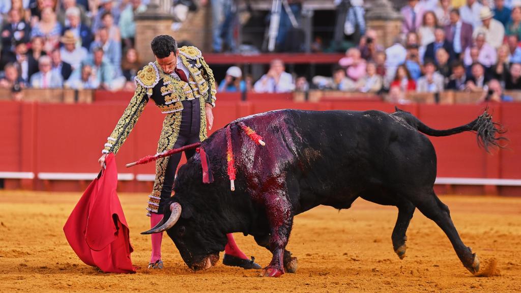 David de Miranda, en la faena de muleta en Sevilla.