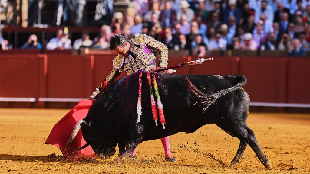 Emilio de Justo torea con la muleta en Sevilla.