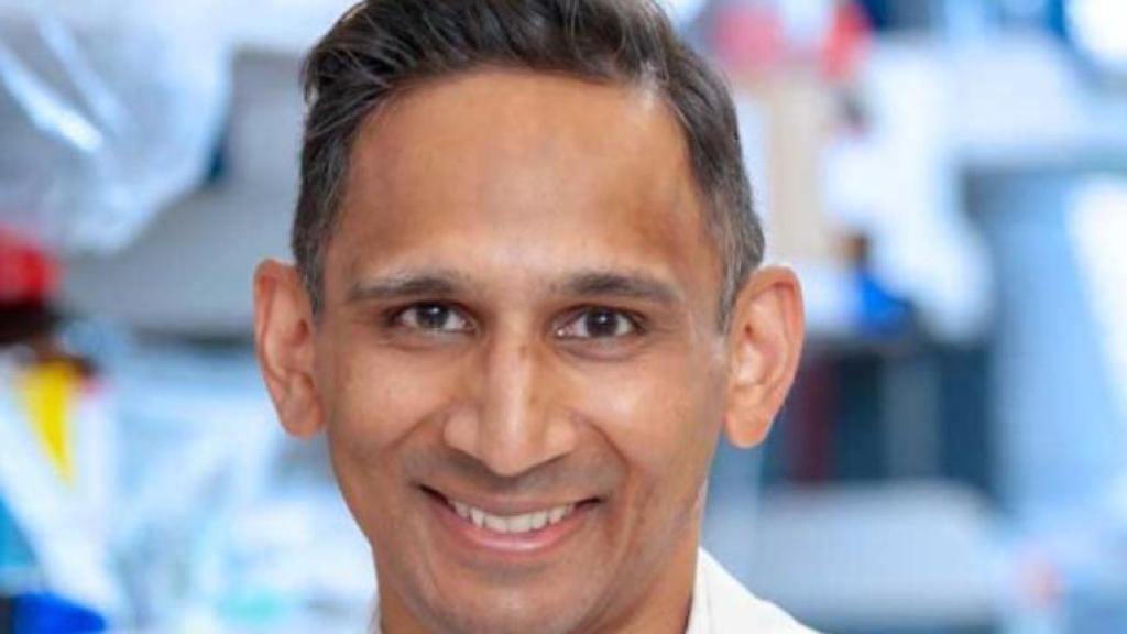 El oncólogo del MSKCC Vinod Balachandran junto con el exdirector del CNIO, Mariano Barbacid.