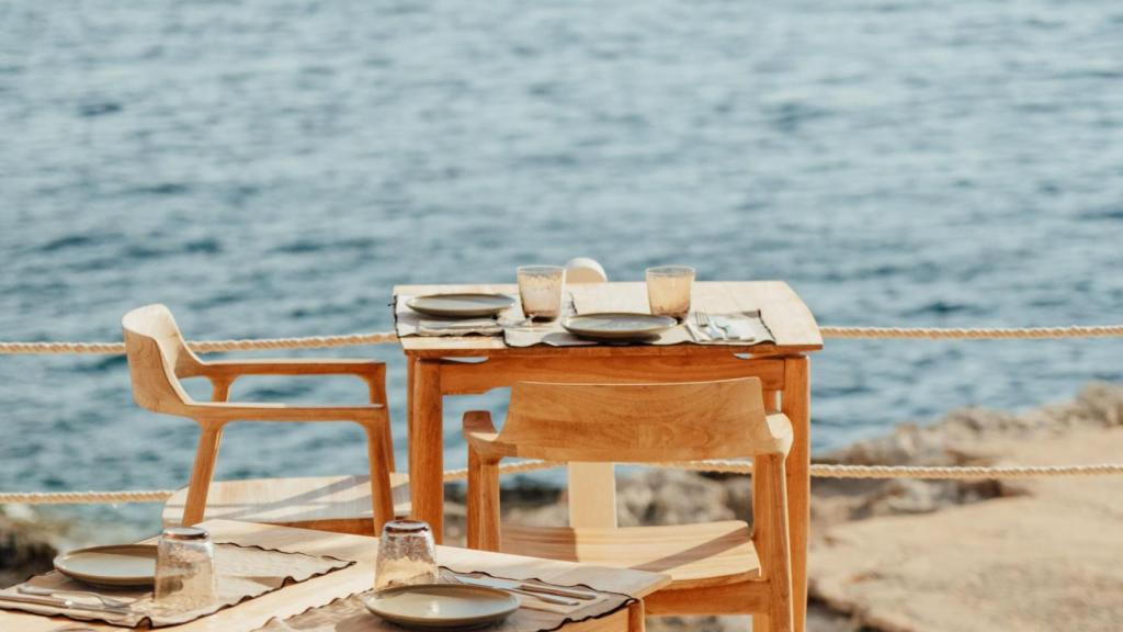 Una de las mesas que goza de privilegiadas vistas en Coral Menorca.