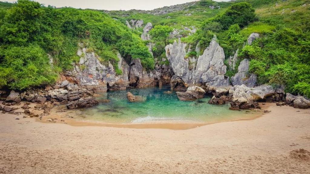 Playa Gulpiyuri, una playa secreta en Asturias, España