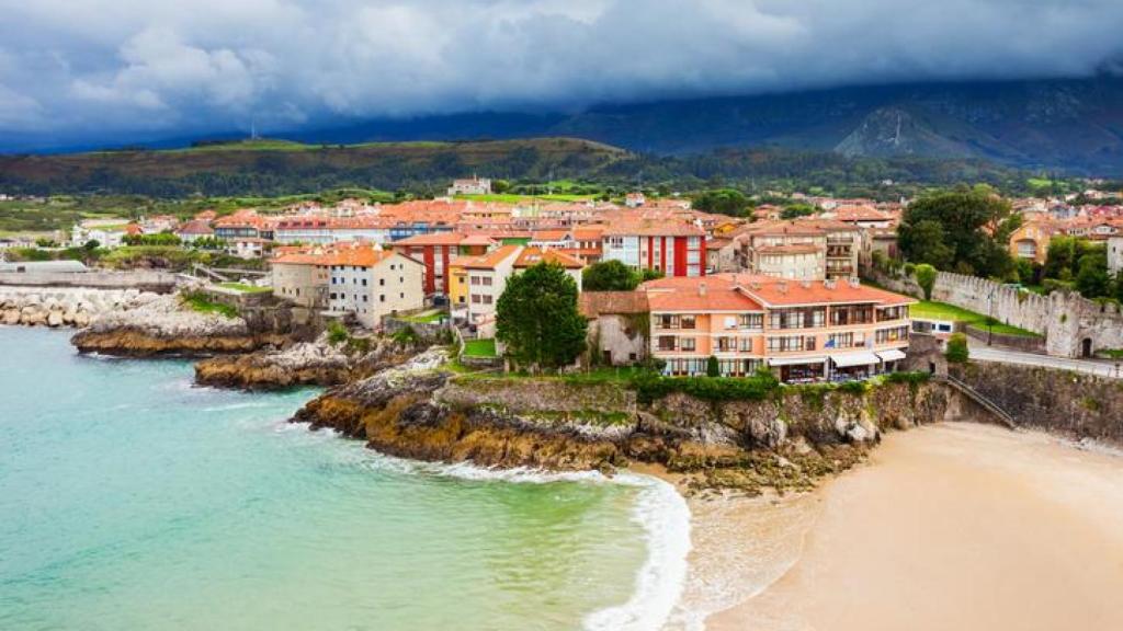 Vista aérea de la playa de Llanes, España