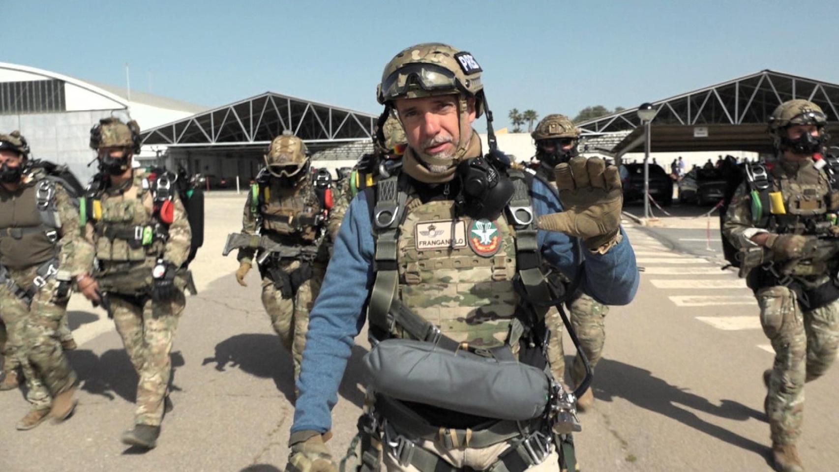 Carlos Franganillo, equipado como un miembro más de EZAPAC, el Escuadrón de Zapadores Paracaidistas del Ejército del Aire y del Espacio.