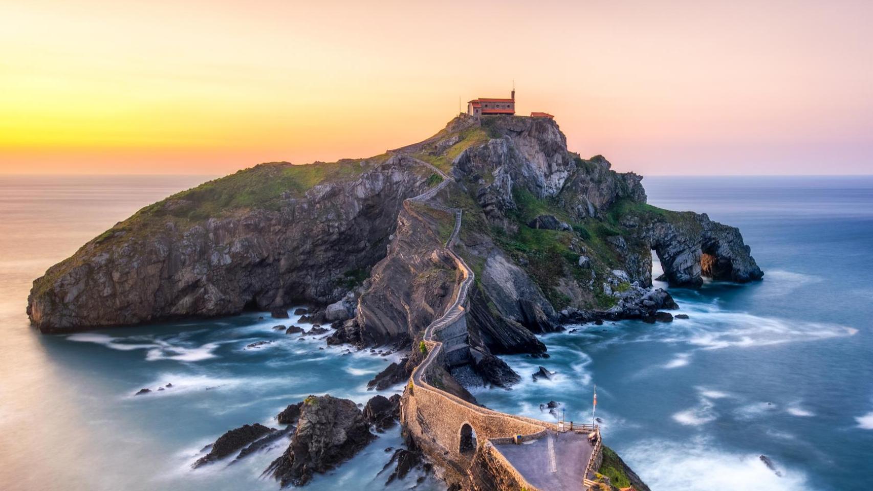 San Juan de Gaztelugatxe al atardecer.