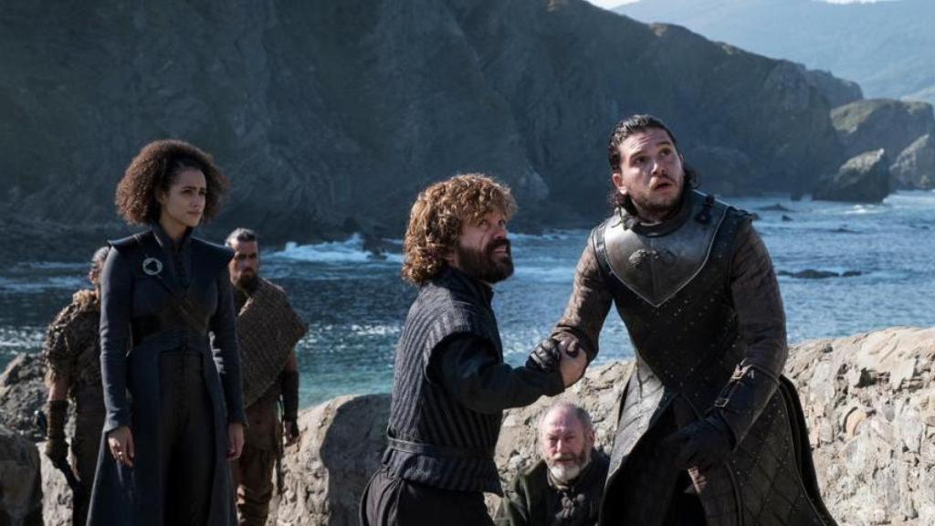 Tyrion Lannister (Peter Dinklage) y Jon Nieve (Kit Harington) en una escena de 'Juego de Tronos' en San Juan de Gaztelugatxe.