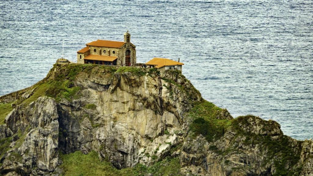 La ermita que corona el peñón de San Juan de Gaztelugatxe.