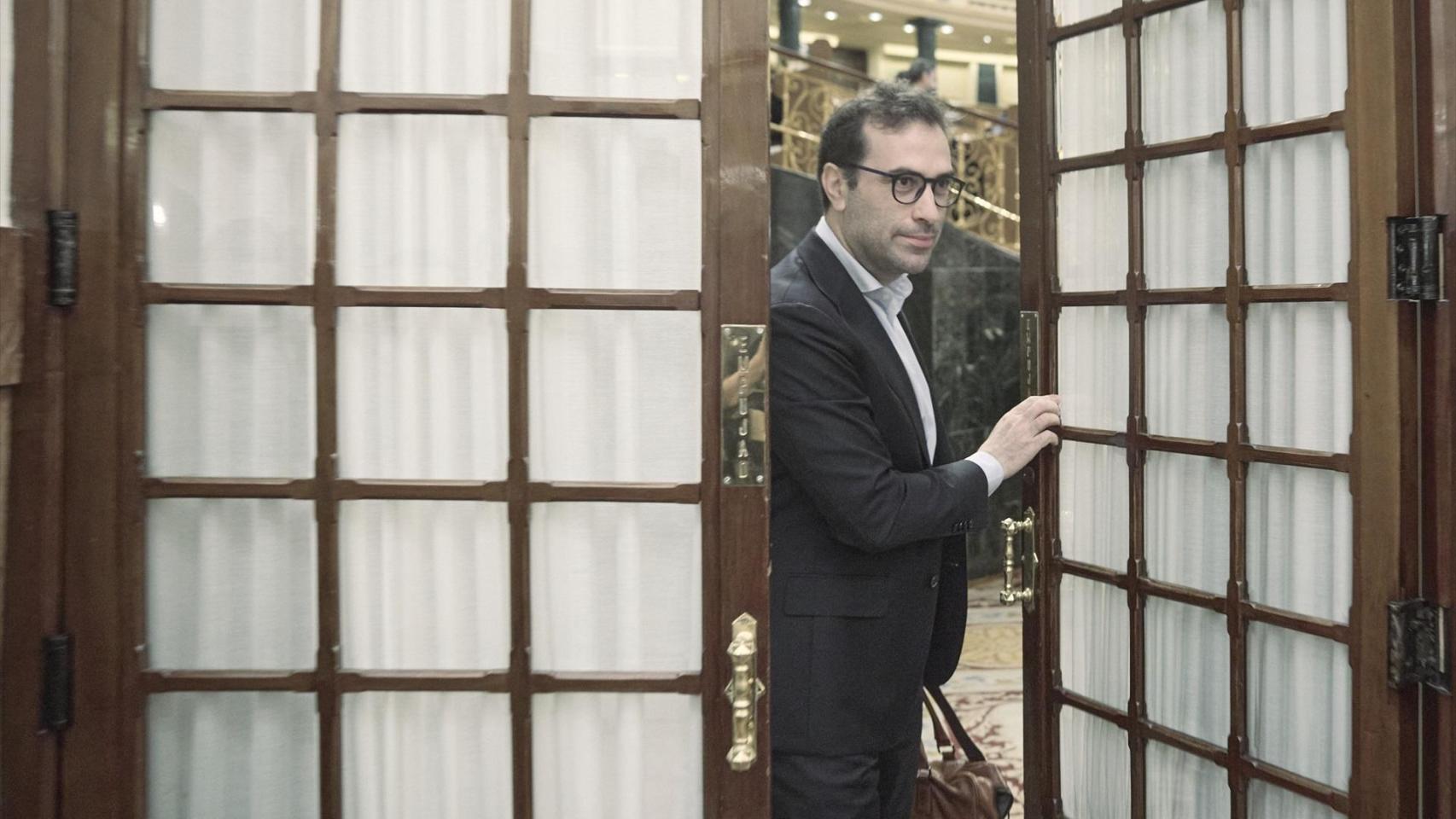 Carlos Cuepro, vicepreesidente primero y ministro de Economía, abandona la sesión de control en el Congreso, este miércoles.