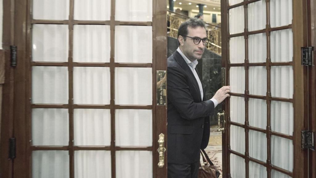 Carlos Cuepro, vicepreesidente primero y ministro de Economía, abandona la sesión de control en el Congreso, este miércoles.