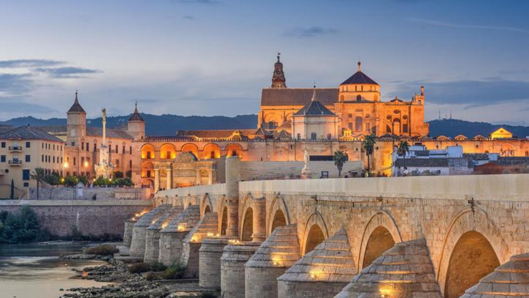El puente romano junto a la mezquita de Córdoba.