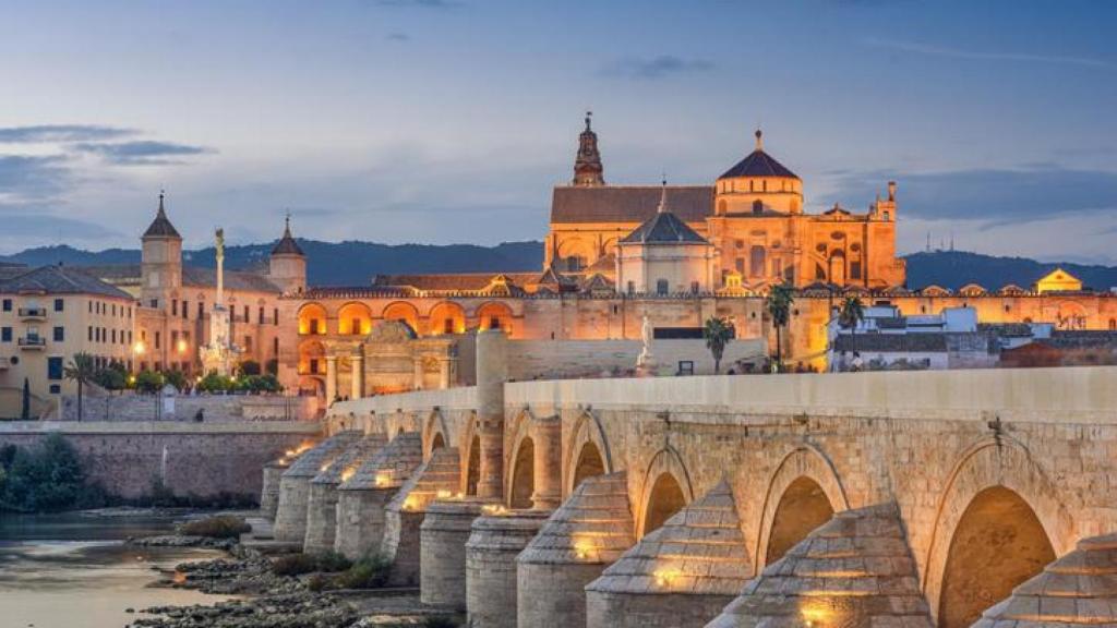 El puente romano junto a la mezquita de Córdoba.