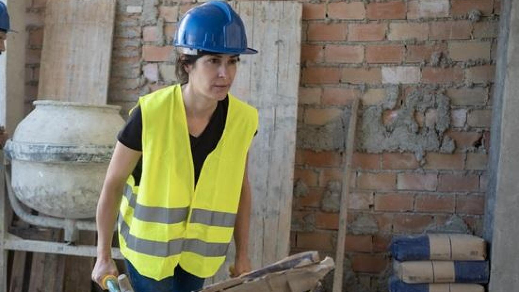 Mujer albañil trabajando en la obra.