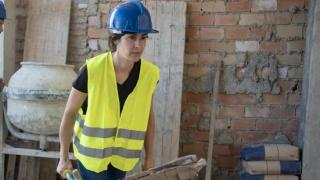Mujer albañil trabajando en la obra.