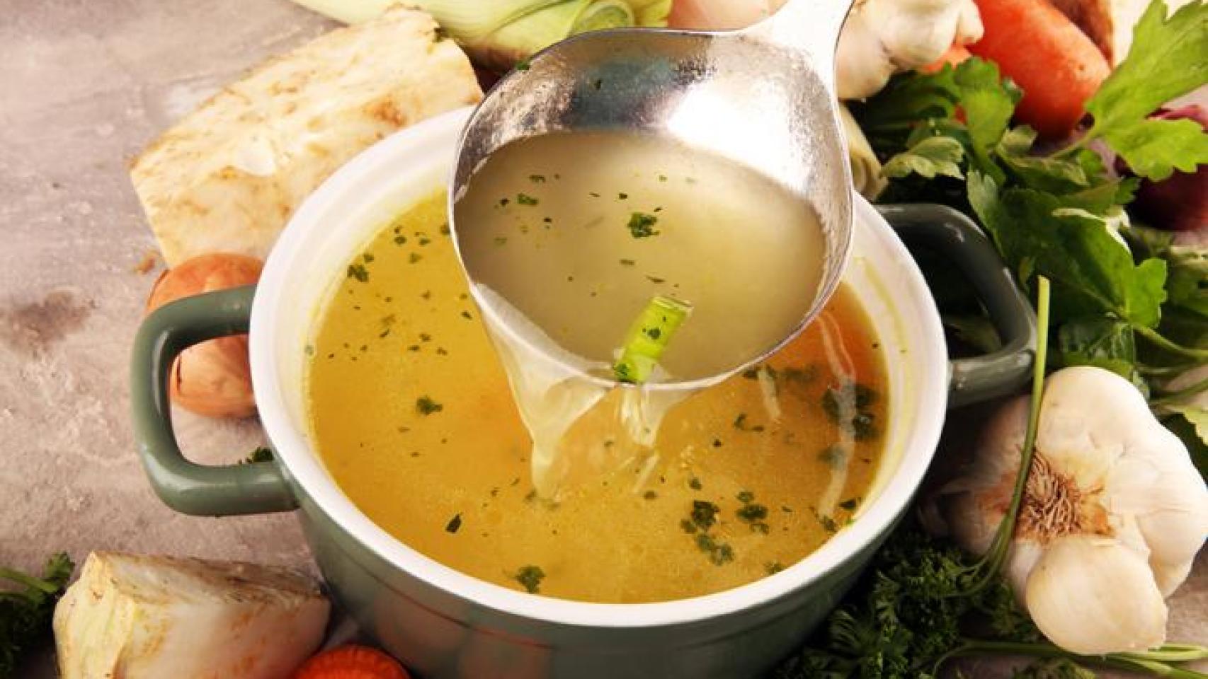 Cazuela con caldo de verduras.