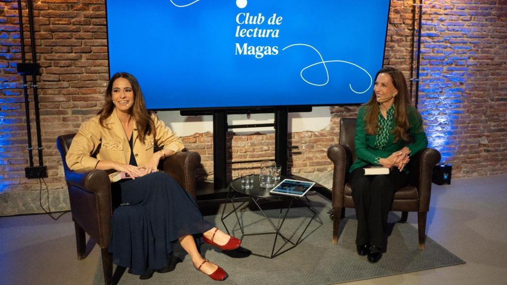 La moderadora y la invitada al Club de Lectura de Magas durante su conversación.