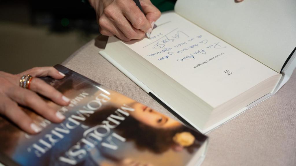 Las asistentes no se pudieron resistir a llevarse el libro firmado por su autora.