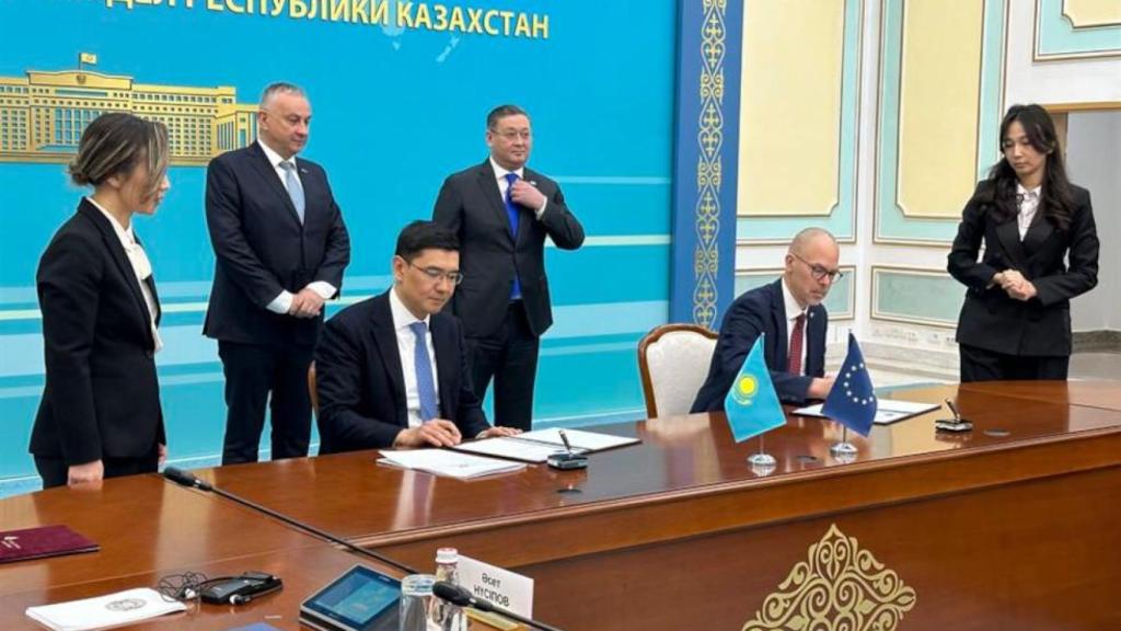 El comisario europeo para Asociaciones Internacionales, Jozef Síkela, firma con el ministro de Exteriores de Kazajistán, Murat Nurtleu, un acuerdo sobre tierras raras, en Astaná, en marzo de 2025.