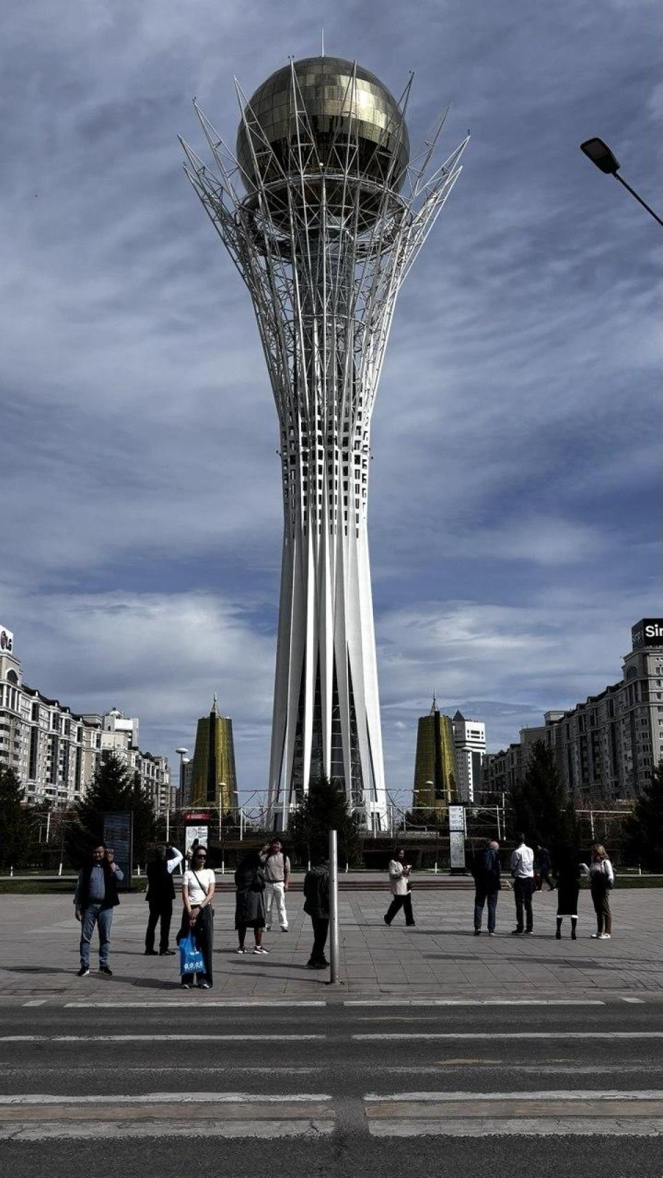 La Torre Bayterek, de 97 metros y símbolo de Astaná, entre los barrios ministerial y financiero de la capital kazaja.