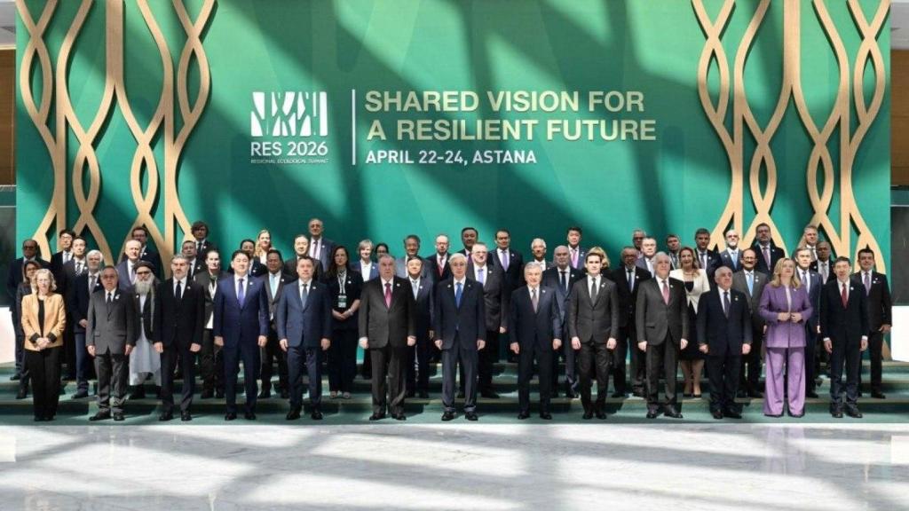 Los jefes de las delegaciones de 55 países y entidades multilaterales, con el presidente kazajo Tokáyev en el centro, al inicio de la RES 2026.