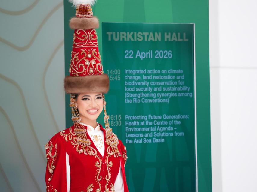 Una azafata, con el vestido tradicional kazajo, a la entrada de una de las esiones de la RES 2026.