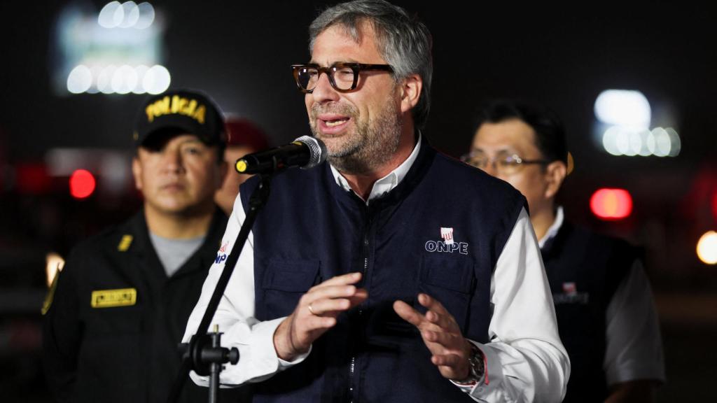 Piero Corvetto , titular de la Oficina Nacional de Procesos Electorales (ONPE), habla en una conferencia de prensa, previa a las elecciones generales del 12 de abril, en Lima.