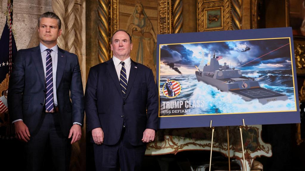 Pete Hegseth junto a John Phelan durante la presentación del nuevo acorazado 'clase Trump' el pasado diciembre.