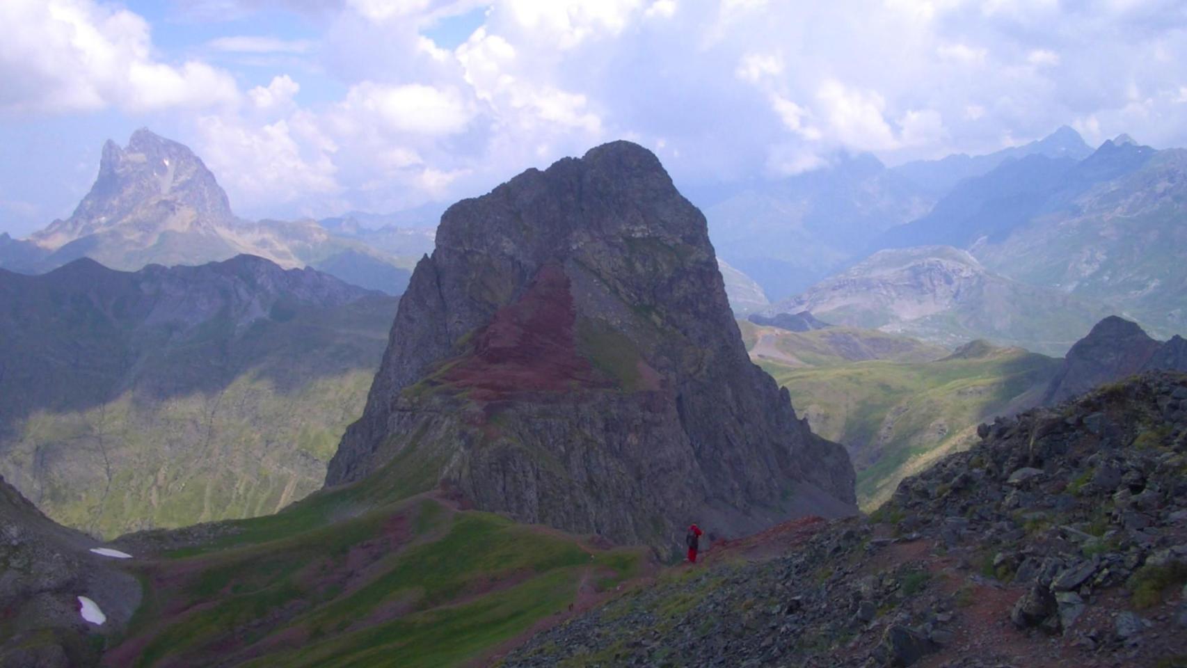 Parece la Patagonia, pero es España: la joya del Pirineo a más de 2.200 metros de altitud con un volcán dormido