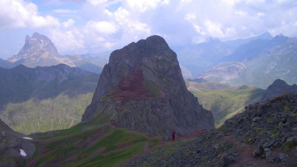 Parece la Patagonia, pero es España: la joya del Pirineo a más de 2.200 metros de altitud con un volcán dormido