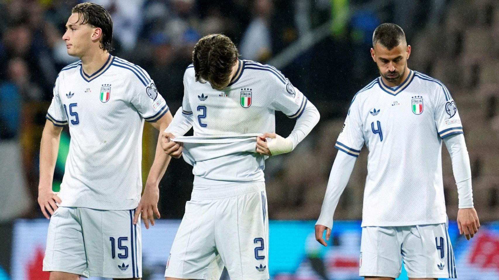 Los futbolistas de la selección italiana, abatidos tras quedar fuera del Mundial de fútbol 2026