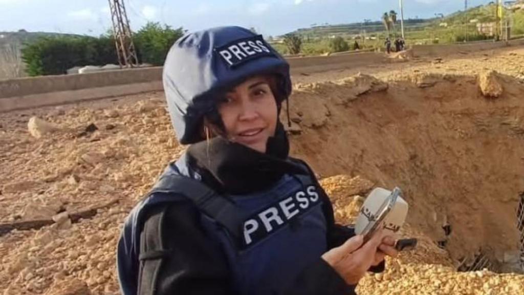 La periodista Amil Khalil cubriendo la intervención israelí en Líbano.