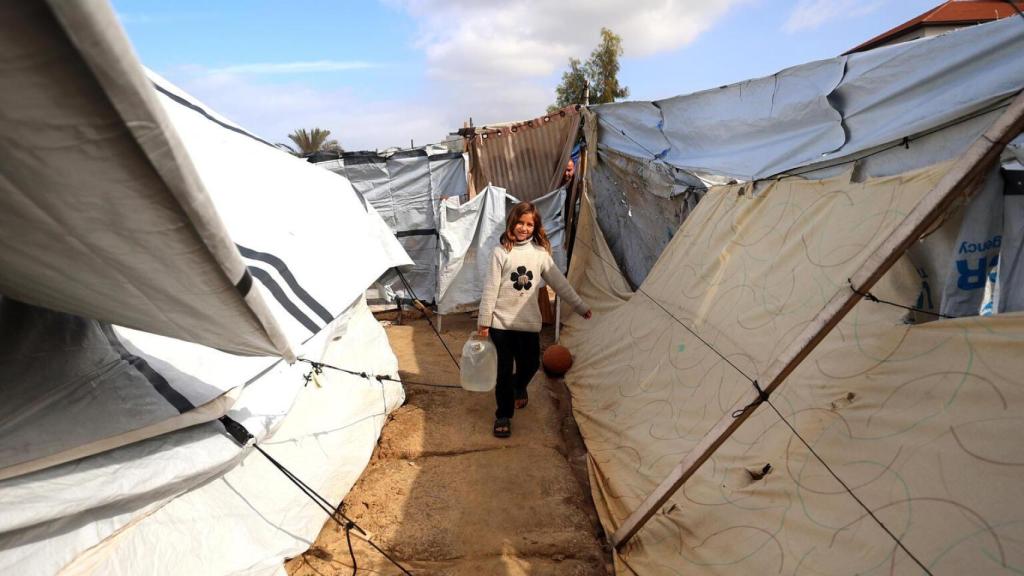 UNICEF entrega tanques de agua a refugios en el sur de la Franja de Gaza, ayudando a las familias a acceder al agua de forma más segura y sencilla, gracias al apoyo del Centro de Ayuda Humanitaria y Socorro Rey Salman.