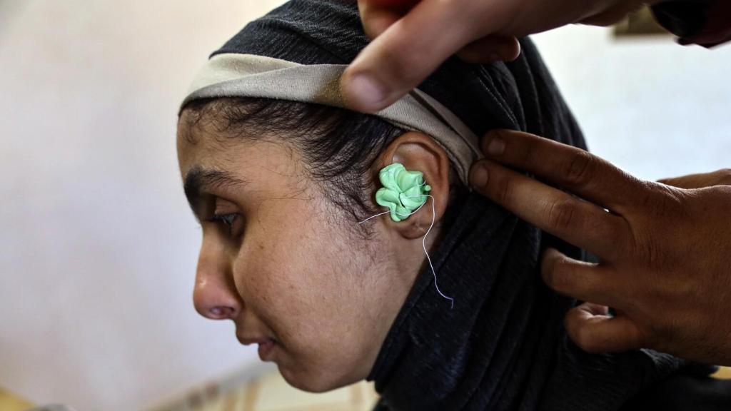 UNICEF proporciona audífonos a niños y niñas en Gaza, ayudándoles a oír, aprender y comunicarse, y apoyando su inclusión en la escuela y la vida cotidiana.