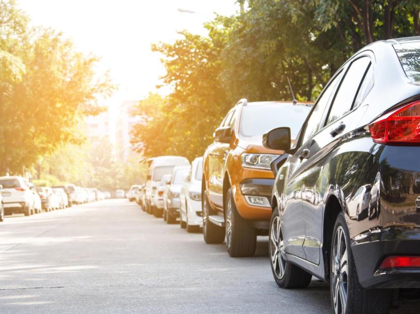 Vehículos estacionados en una calle.