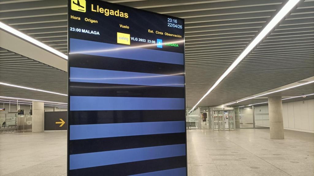 Panel de llegadas en el aeropuerto de Santiago ayer miércoles.
