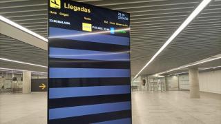 Panel de llegadas en el aeropuerto de Santiago ayer miércoles.