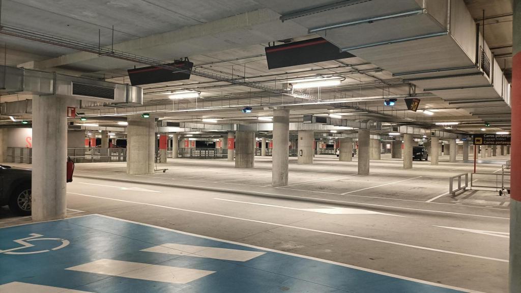 El parking del aeropuerto de Santiago el día anterior al cierre del aeródromo.