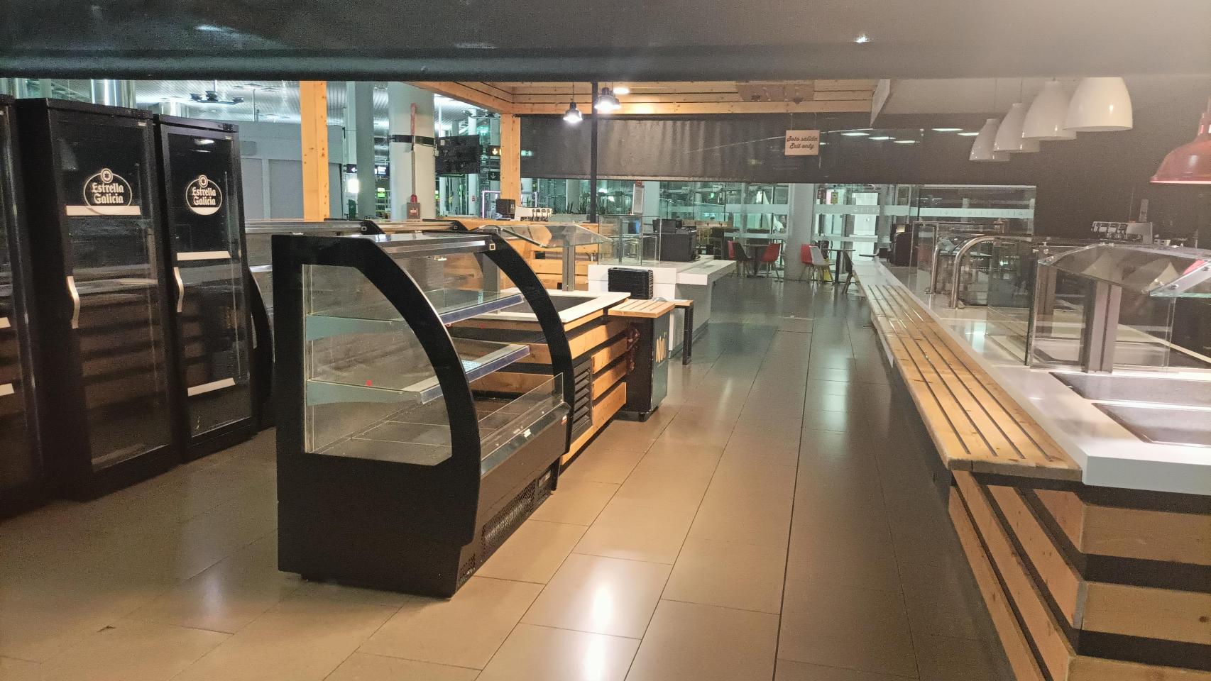 La zona de la cafetería del aeropuerto de Santiago el día antes del cierre.