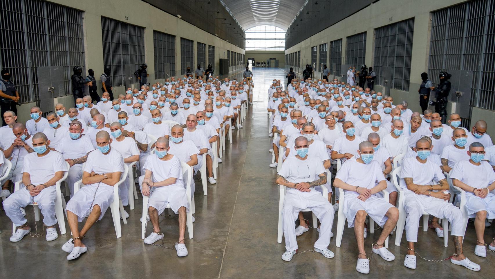 Miembros de la Mara Salvatrucha encarcelados en la megacárcel de Bukele al inicio del macrojuicio.