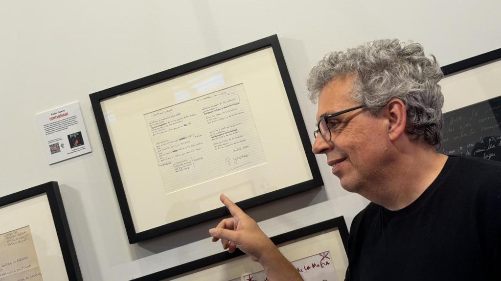 Pedro Guerra con el manuscrito de 'Contamíname'