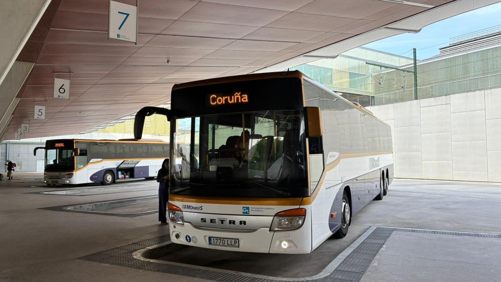 El bus que conecta la estación intermodal de Santiago con el aeropuerto de A Coruña.