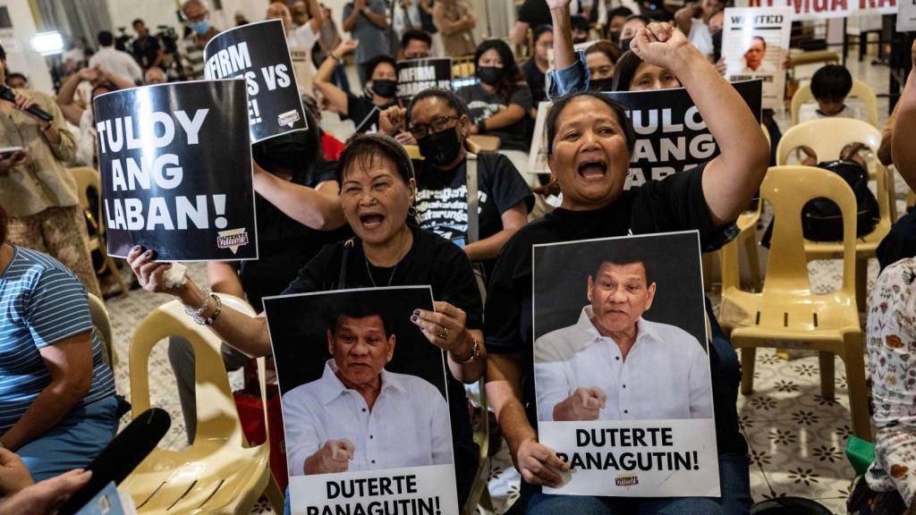 Familiares de las víctimas de la guerra contra las drogas de Rodrigo Duterte reaccionan a la decisión de la CPI de enviarle a juicio.