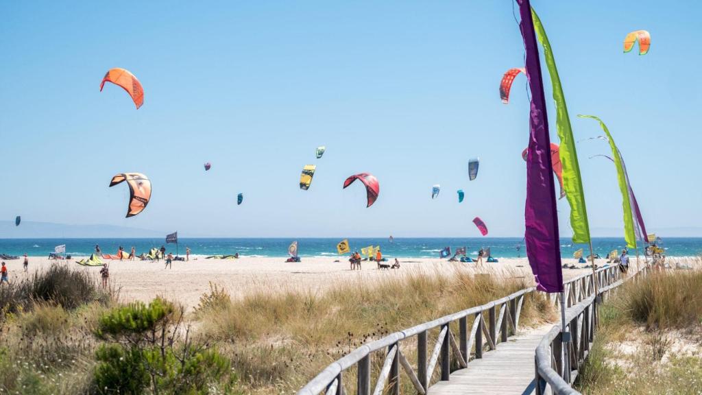 Las playas de El Palmar están llenas de aficionados al surf y al kitesurf.
