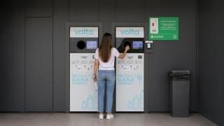 Un cliente devuelve una botella de plástico con el nuevo sistema de recogida en el supermercado Mercadona de Caldas da Rainha (Portugal).