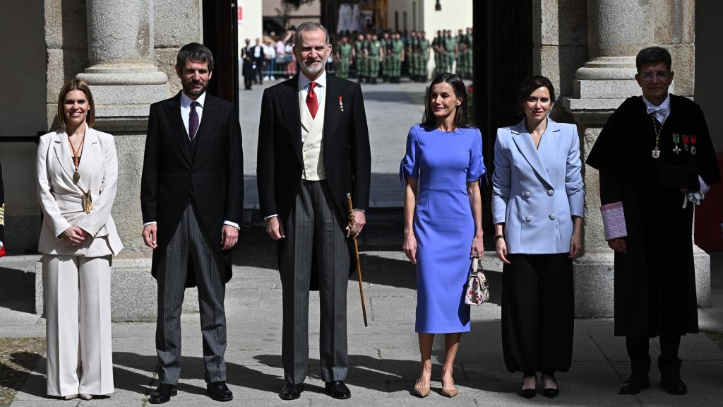 Los Reyes, acompañados por el ministro de Cultura, Ernest Urtasun y la presidenta de la Comunidad de Madrid.