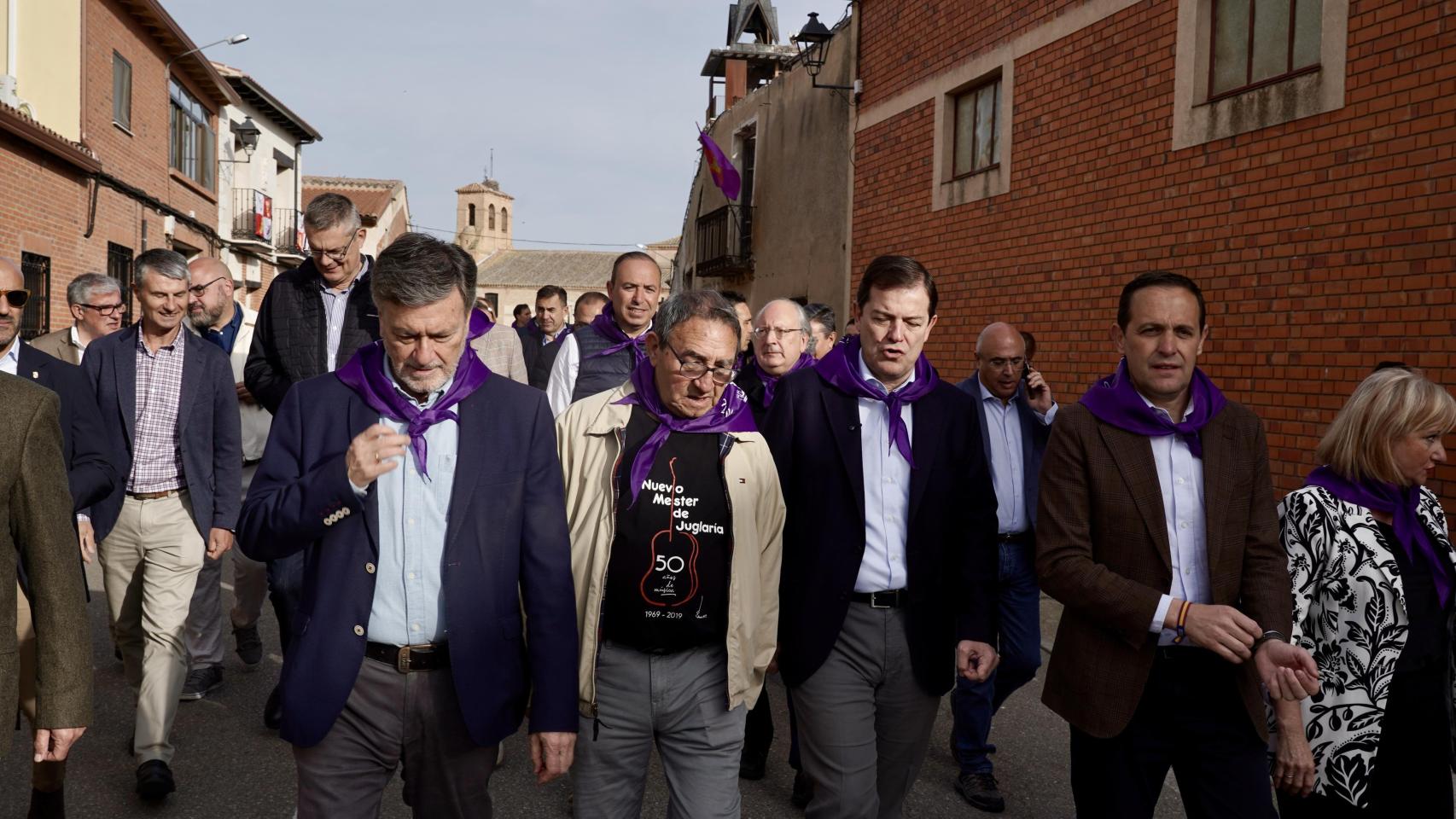 Mañueco, acompañado de autoridades, durante su visita a Villalar