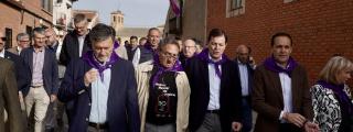 Mañueco, acompañado de autoridades, durante su visita a Villalar